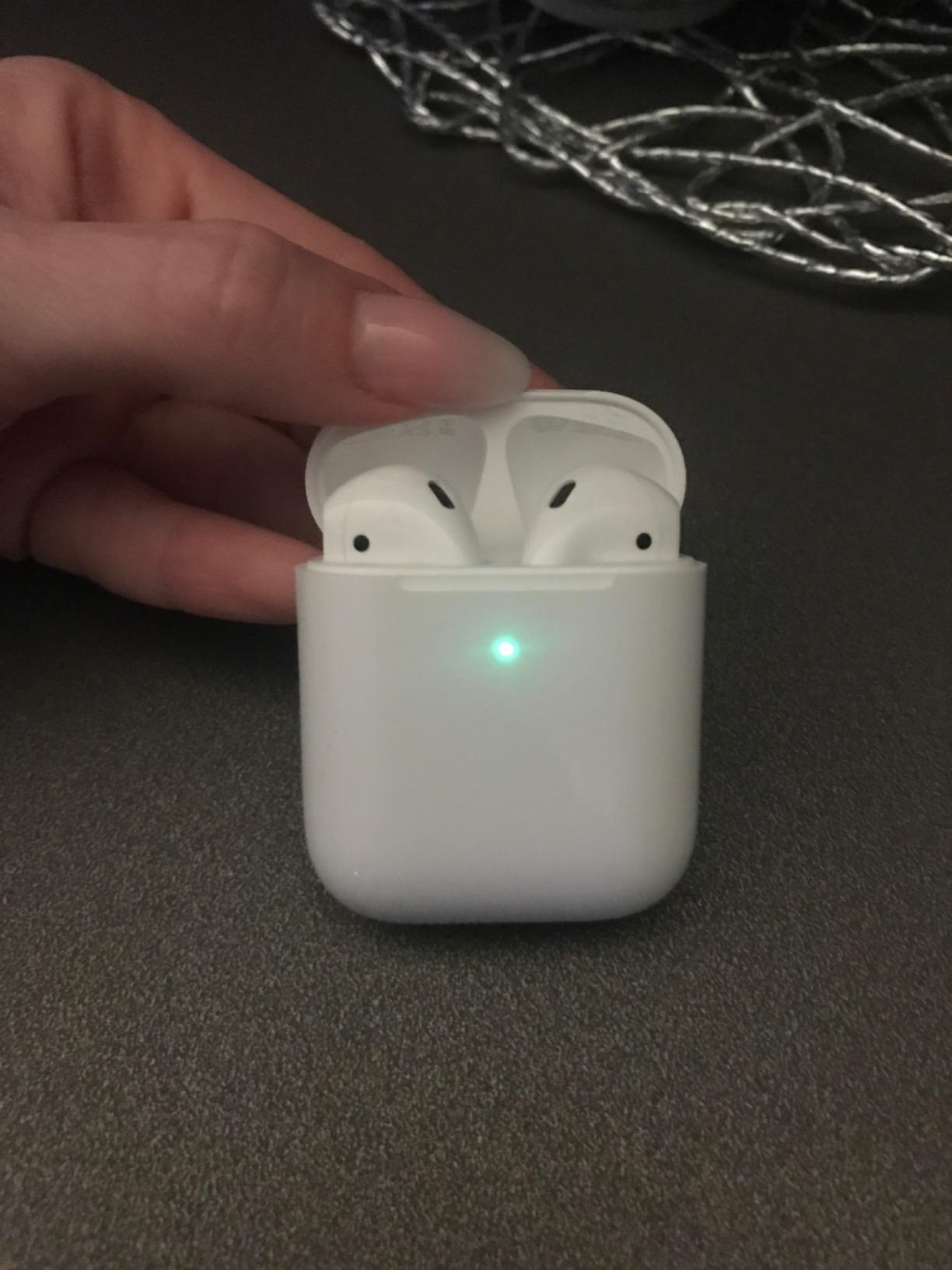 Apple AirPods auricolari wireless custodia ricarica Qi