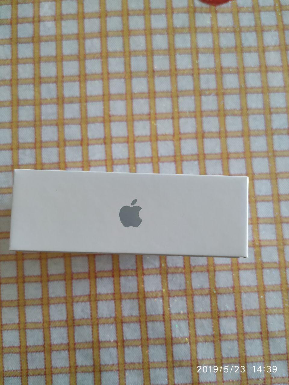 Apple AirPods auricolari wireless custodia ricarica Qi