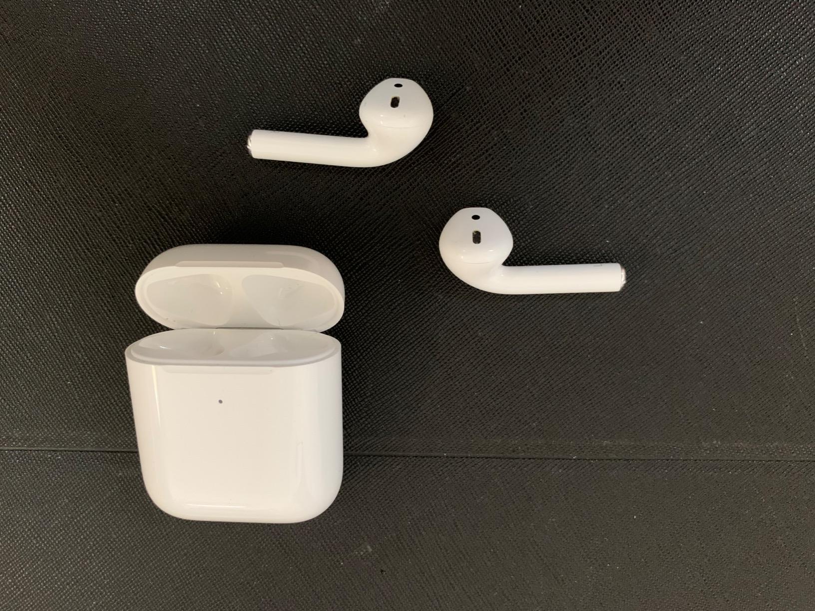 Apple AirPods auricolari wireless custodia ricarica Qi