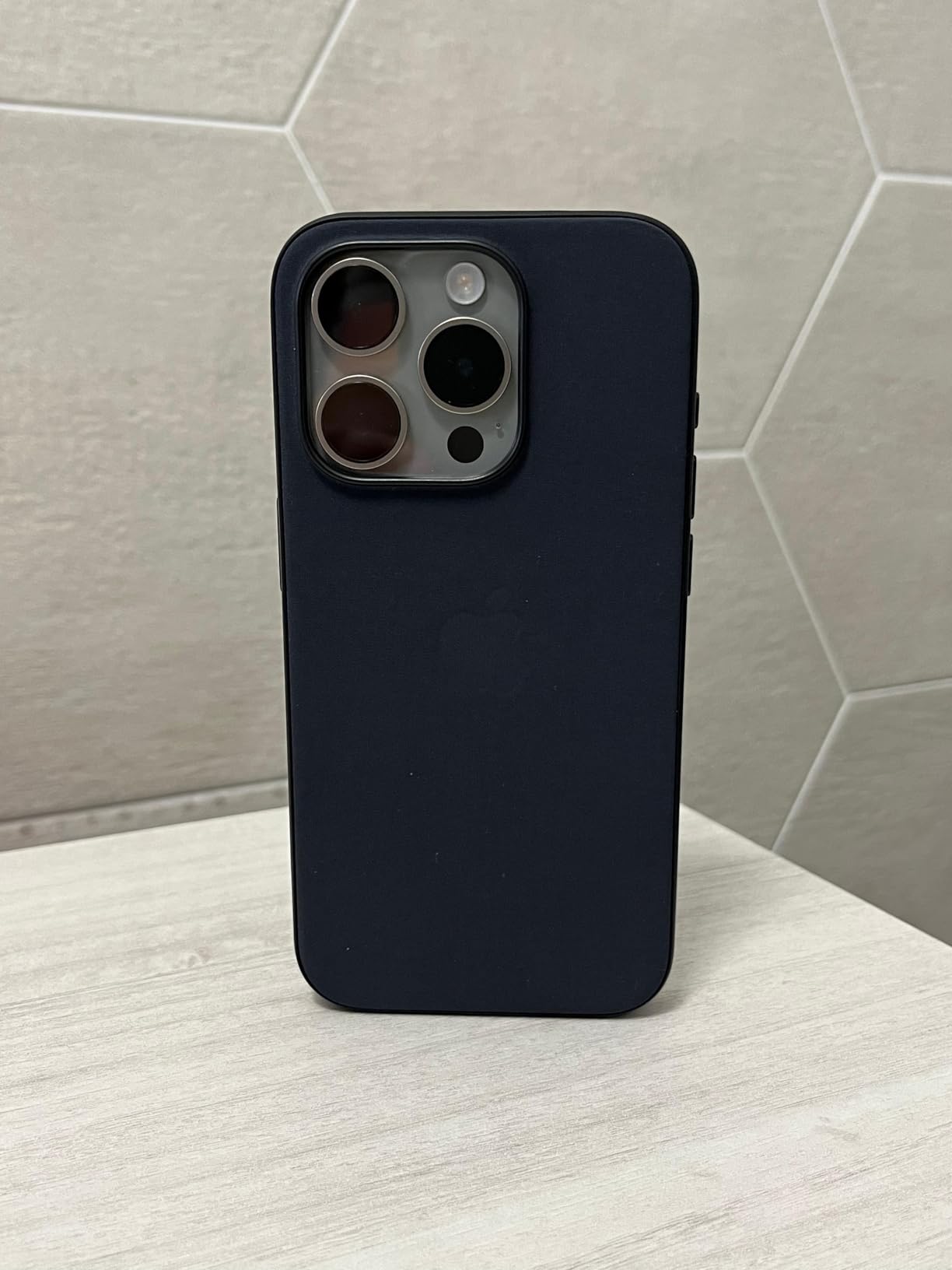 Apple Custodia FineWoven iPhone 15 Pro MagSafe Nero Microtwill