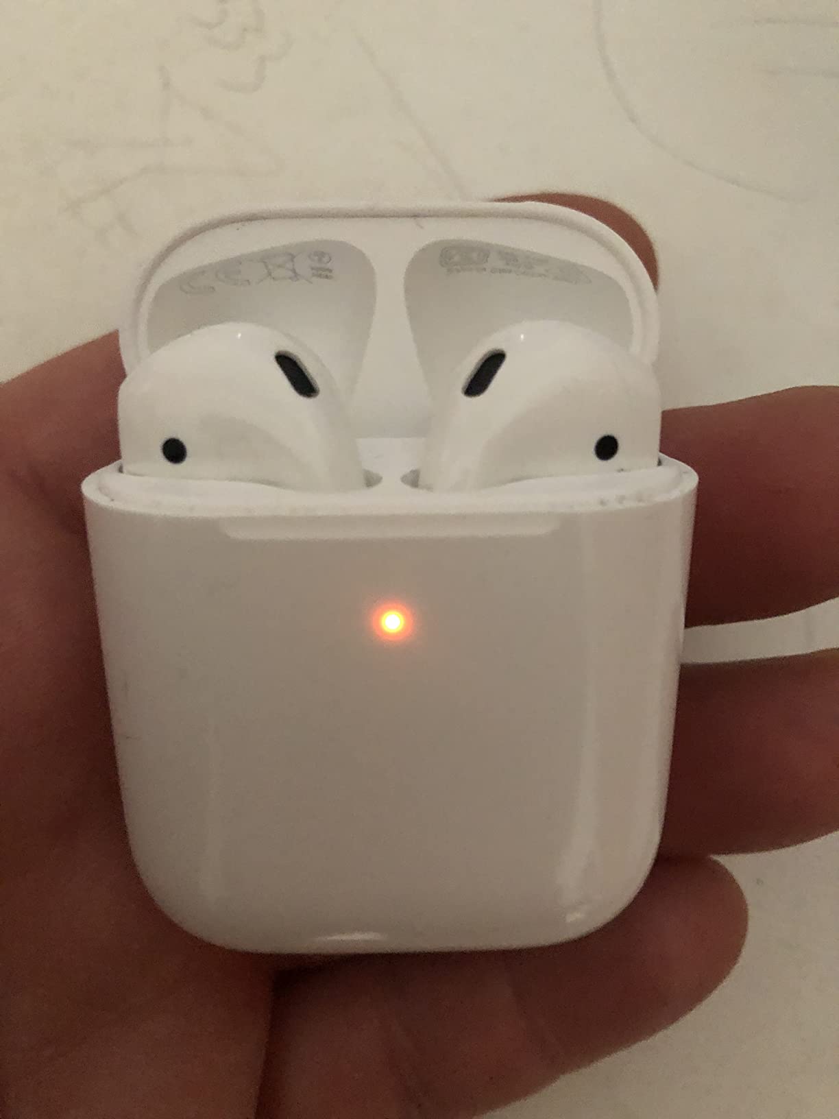 Apple AirPods auricolari wireless custodia ricarica Qi