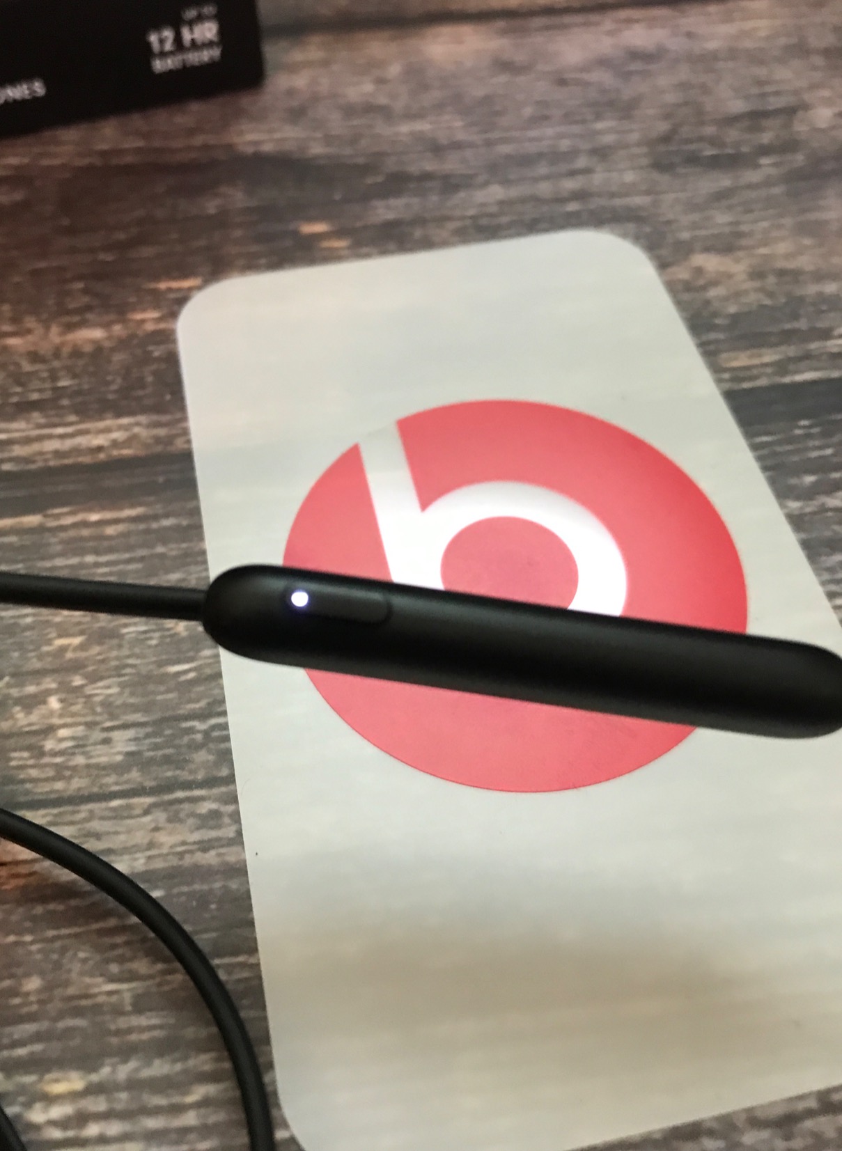 Beats Flex auricolari wireless nero 12 ore bluetooth