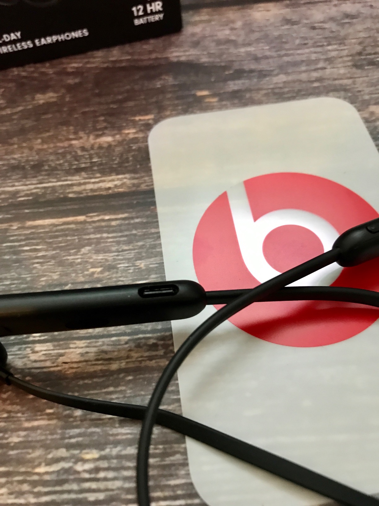 Beats Flex auricolari wireless nero 12 ore bluetooth